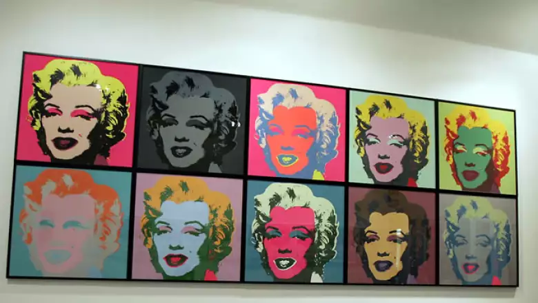 Varios retratos de la actriz y cantante hechos por el artista pop Andy Warhol. Esta exposición sucedió en la ciudad de Milán, Italia, en septiembre de 2004, en una de las más grandes del artista en este país.