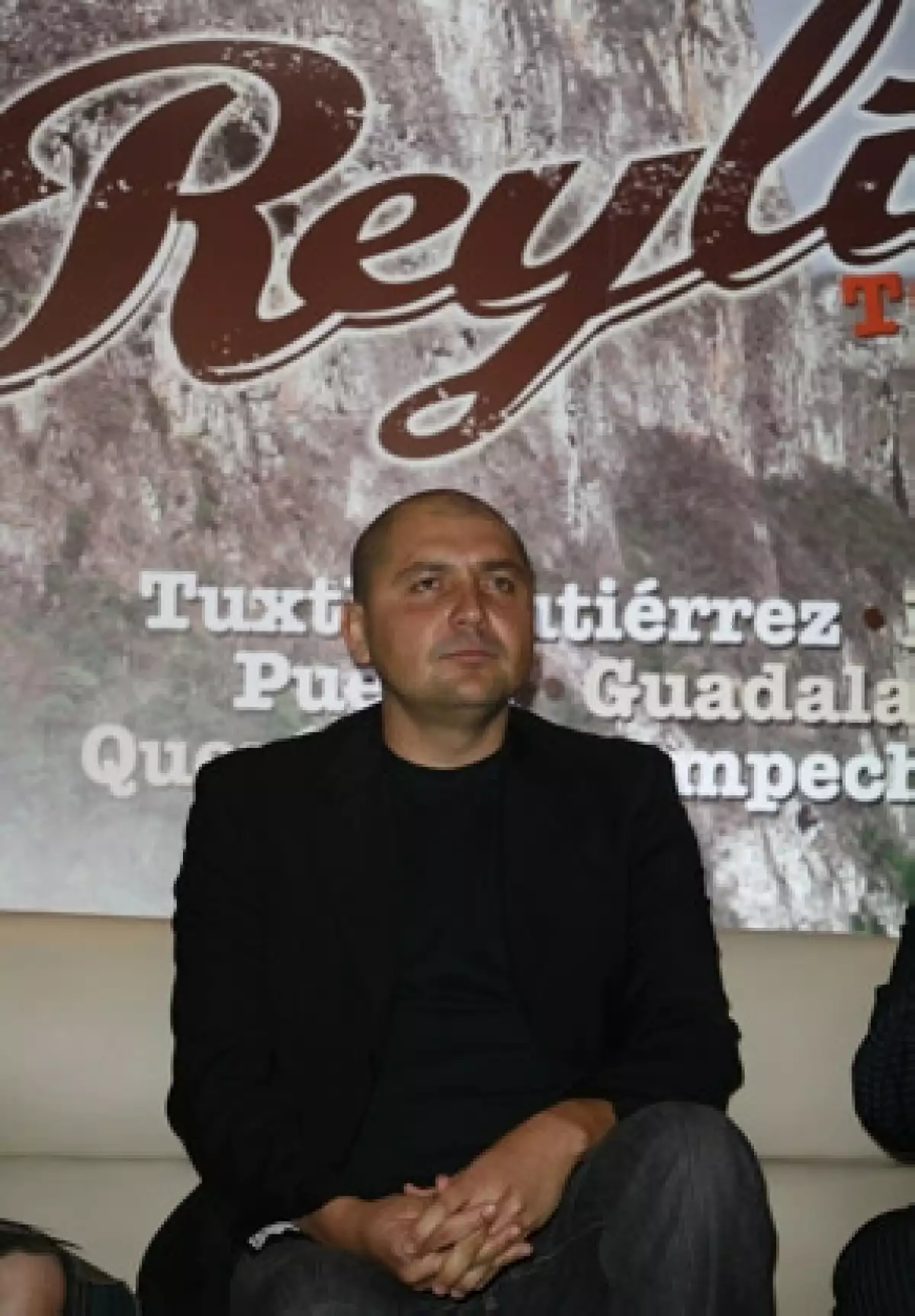 "Adiós" es el tema compuesto por el propio cantante y que posiblemente Stephanie Salas acompañará al chiapaneco en la voz, o bien de un par de cantantes invitados.