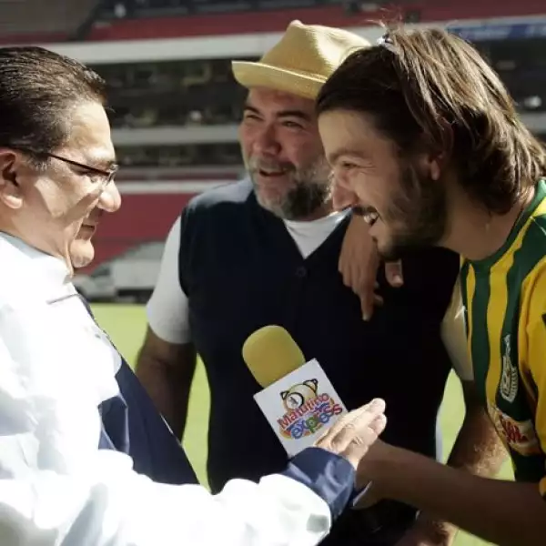 Diego bromea con Raúl Sarmiento.