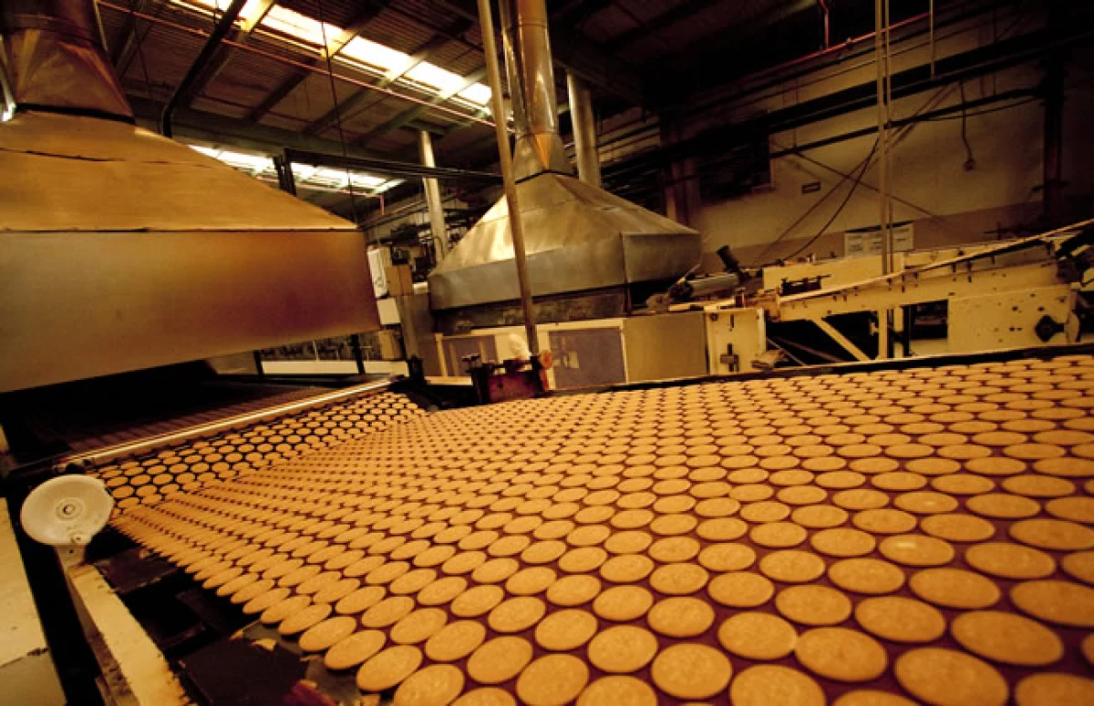 Las galletas corren en una banda que se dirige al horno a una temperatura de entre 120� y 150�