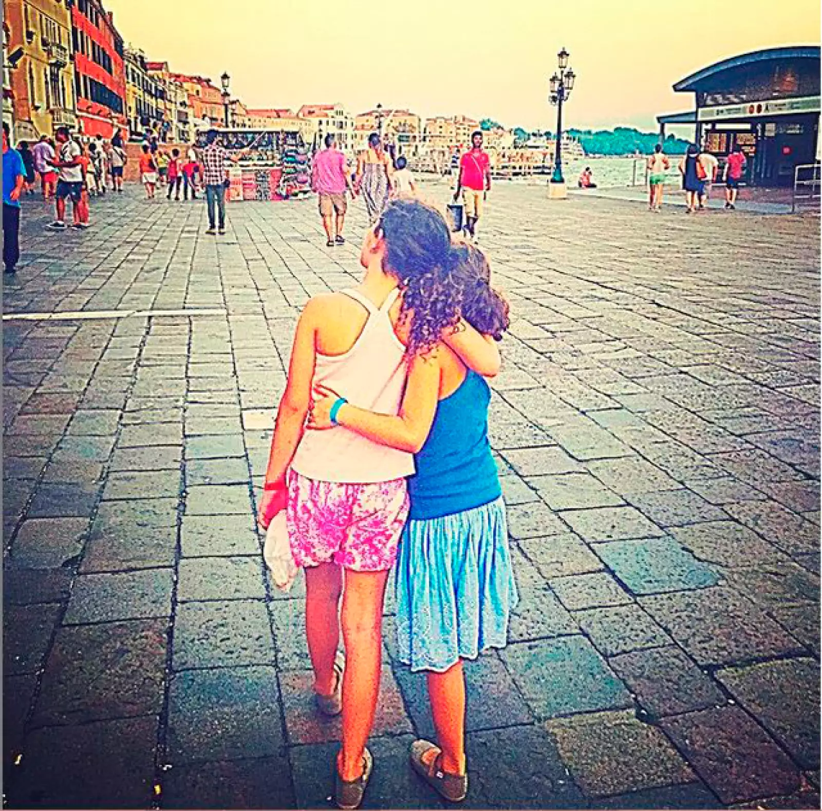 Andrea compartió esta bella imagen de sus hijas abrazadas.