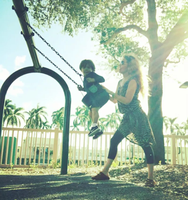 A pesar de que su madre jamás conoció a su hijo pues falleció justo un mes antes, la cantante asegura que su hijo tiene actitudes y comentarios que sólo su mamá podría hacer o saber.