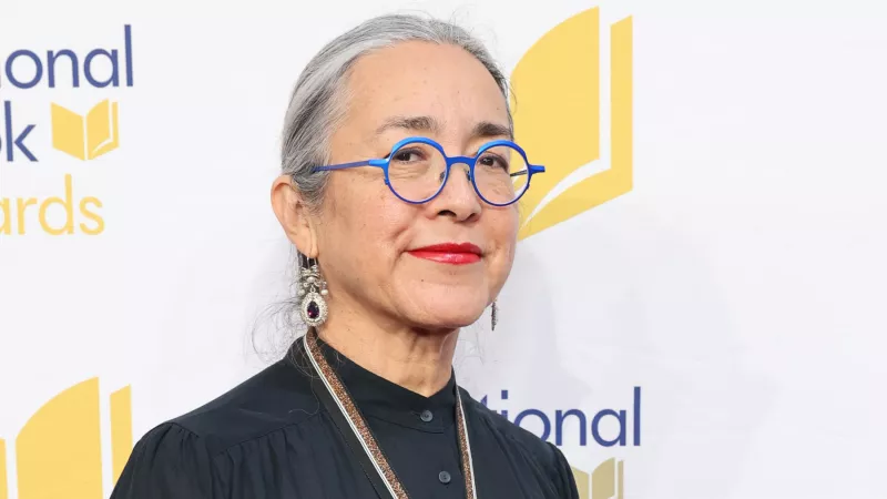 Foto de la cara de la escritora cristina rivera garza con lentes redondos, cabello recogido y aretes de plata.
