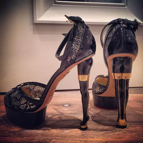 Thalía puso este par de stilettos a pie de su arbolito, esperando un regalo a cambio.