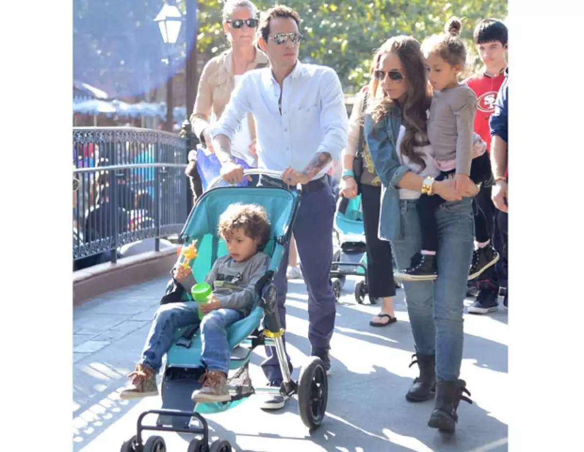 A un mes de terminar su noviazgo con Shannon de Lima, el cantante fue captado con Chloe Green, heredera de Topshop,  y sus hijos en el parque de diversiones.