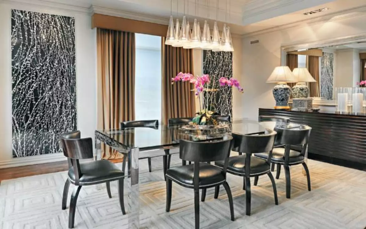 El comedor es de Ralph Lauren con cómoda de Baker y candil de Flos, del diseñador Antonio Citterio. Las cortinas son de lana de Nueva Zelanda y el tapete es creación suya.