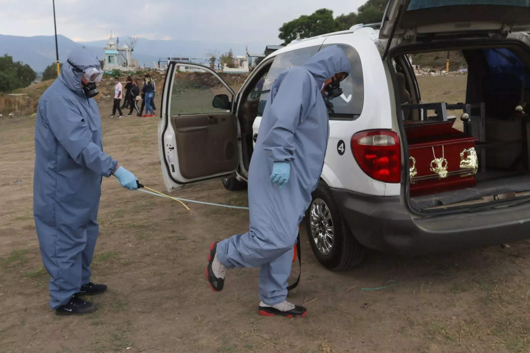 personal de salud trasladando féretro muertes por covid