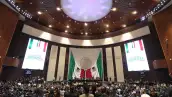 Legisladores al interior de la Cámara de Diputados, al fondo hay dos banderas de México .jpg