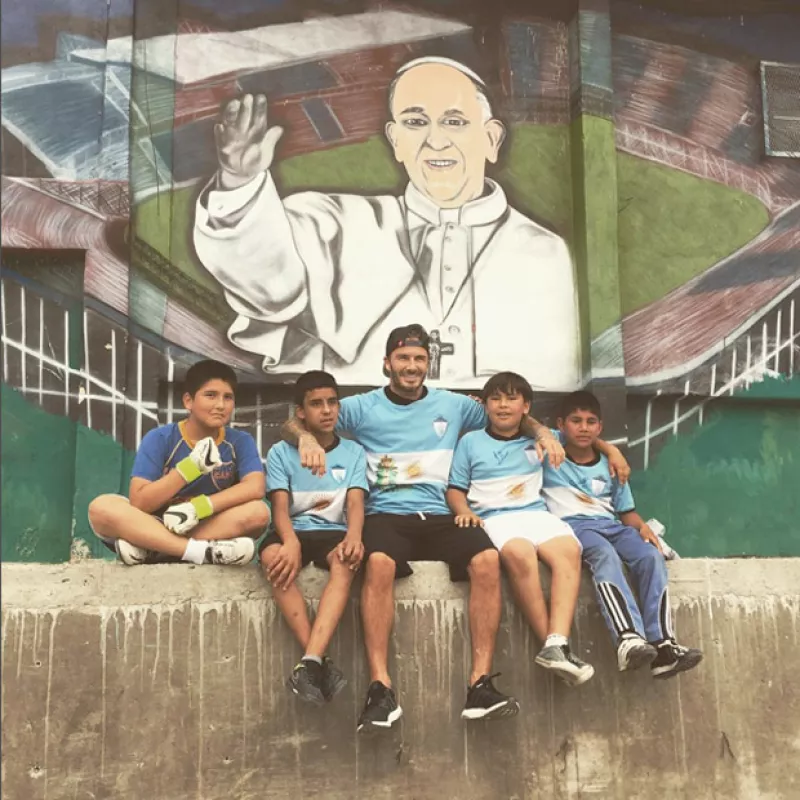 Sabemos que los argentinos se distinguen por ser aficionados al futbol, sin embargo jamás nos esperamos que reaccionaran así ante la visita del ex futbolista británico.