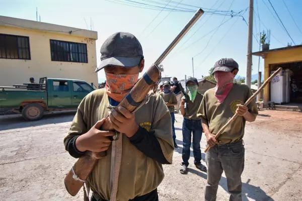Niños policía comunitaria en Guerrero