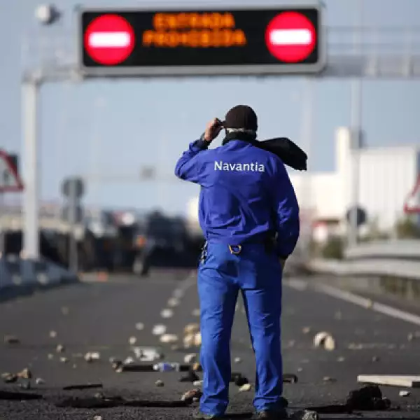 Un trabajador mira el puente Carranza tras los enfrentamientos de la policía con los manifestantes.
