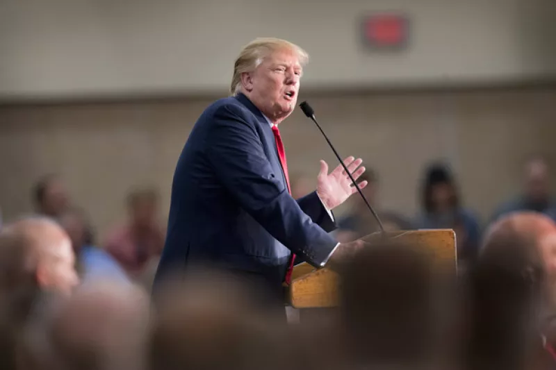 Durante una protesta en contra de los comentarios 'racistas' por parte del empresario afuera de la Torre Trump en Nueva York, un manifestante fue golpeado por un guardia del lugar.