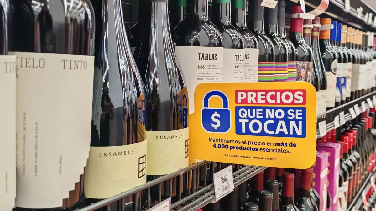 estante de vinos con los marcadores  de la campaña los precios no se tocan en una tienda Walmart.