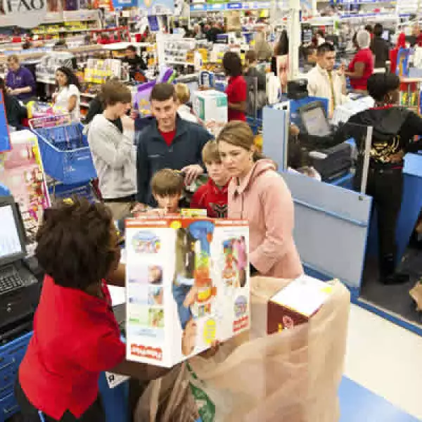 En Fayetteville, Carolina del Norte, la policía busca a 2 sospechosos después de que se produjo un tiroteo este viernes por la mañana en el Centro Comercial Cross Creek.