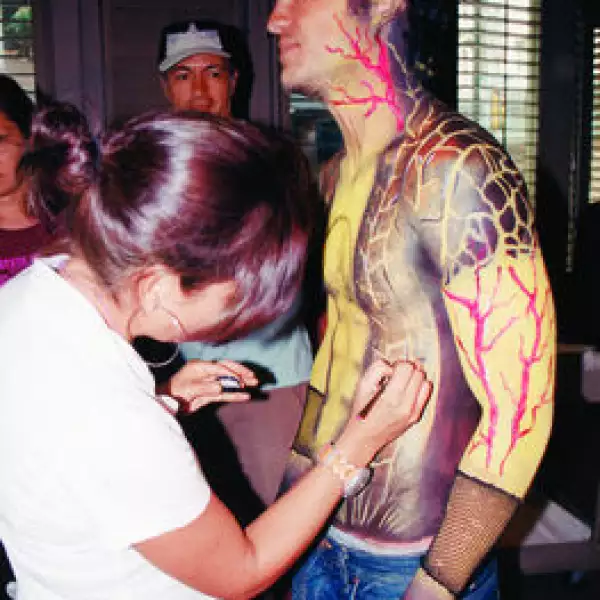 Regina Reyes haciendo el boy painting de Kuno Becker