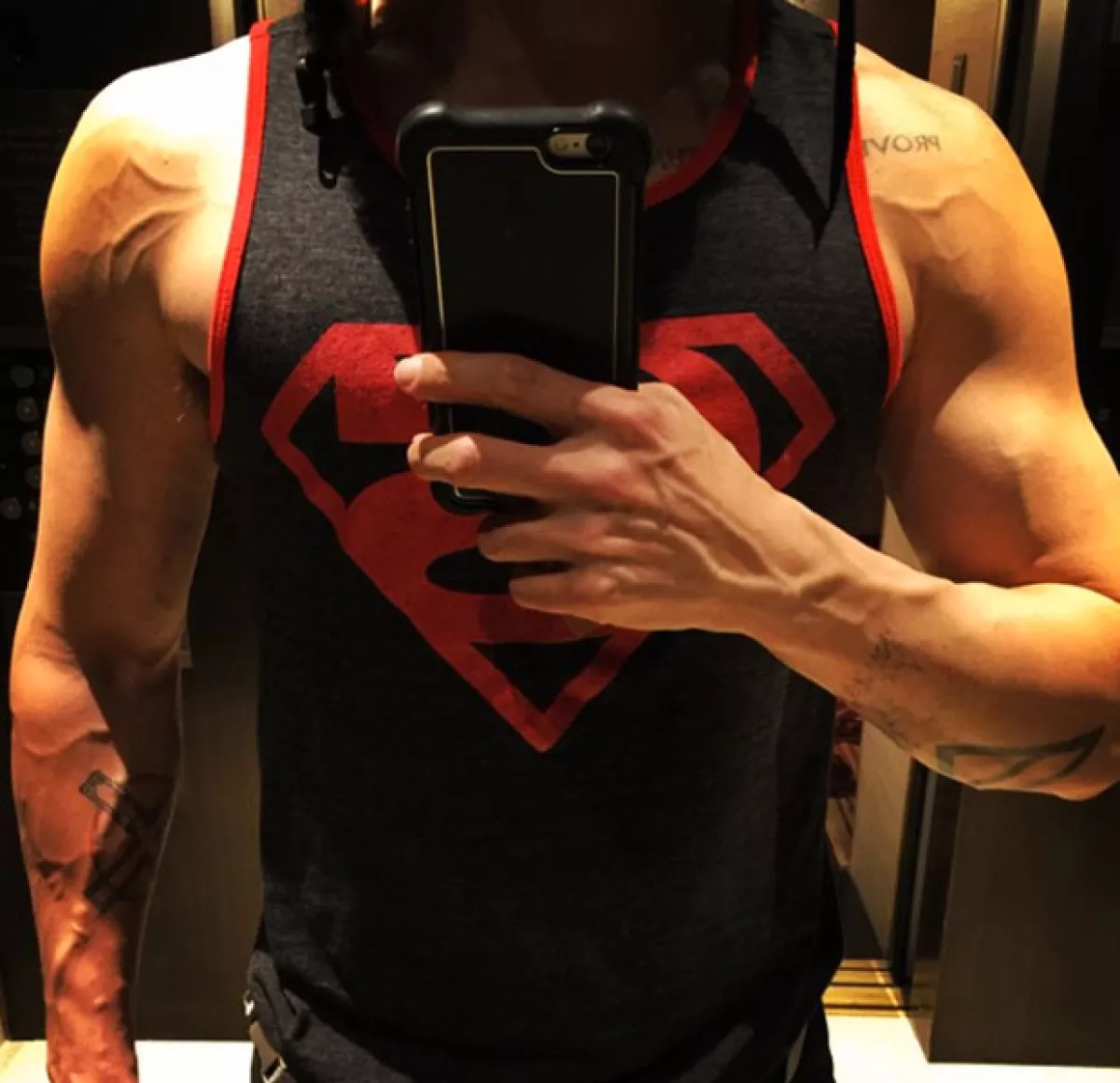 El actor presumió su envidiable musculatura.