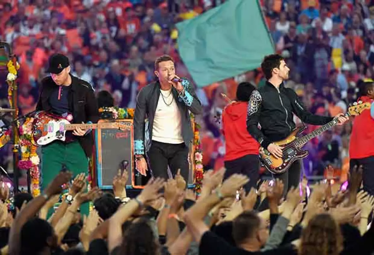 Coldplay durante su show de medio tiempo en el enfrentamiento entre los Broncos de Denver y las Panteras de Carolina.