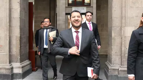 Martí Batres Guadarrama, senador de Morena, a su arribo al desayuno con el presidente.