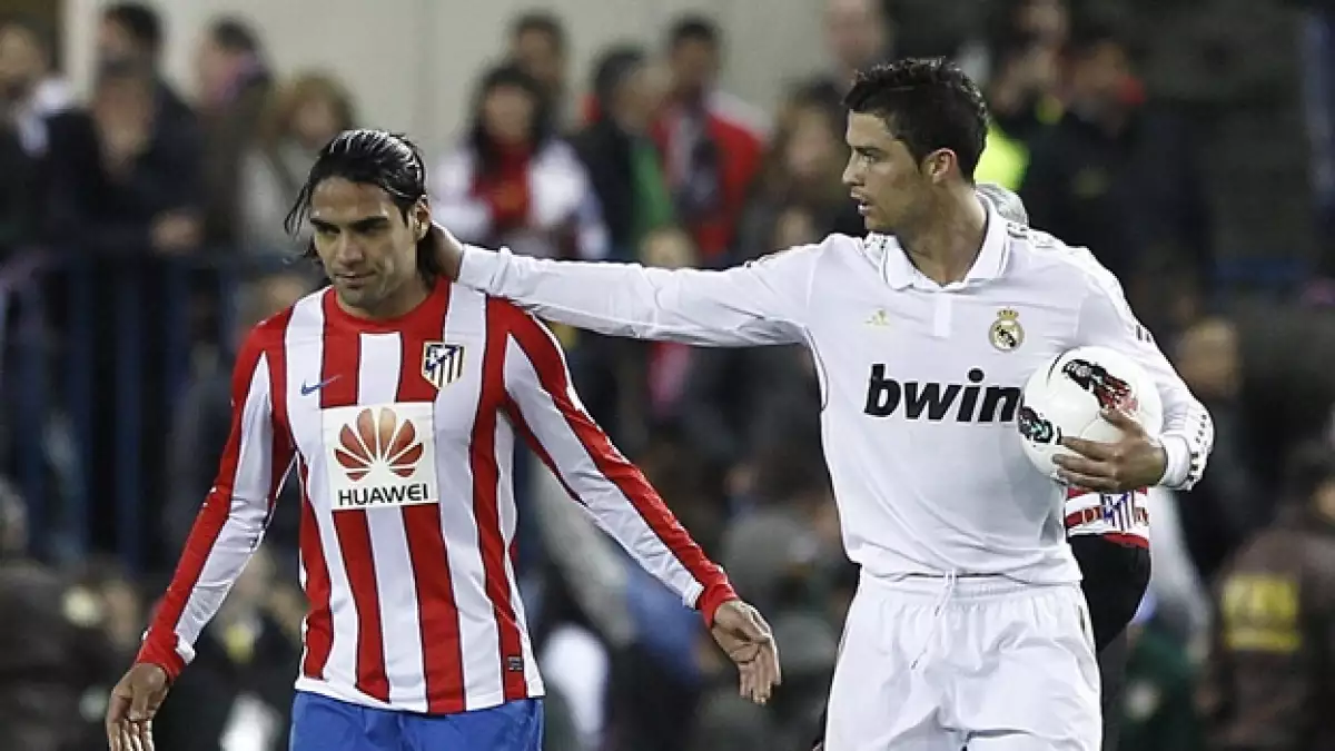 cristiano ronaldo consuela al delantero radamel falcao