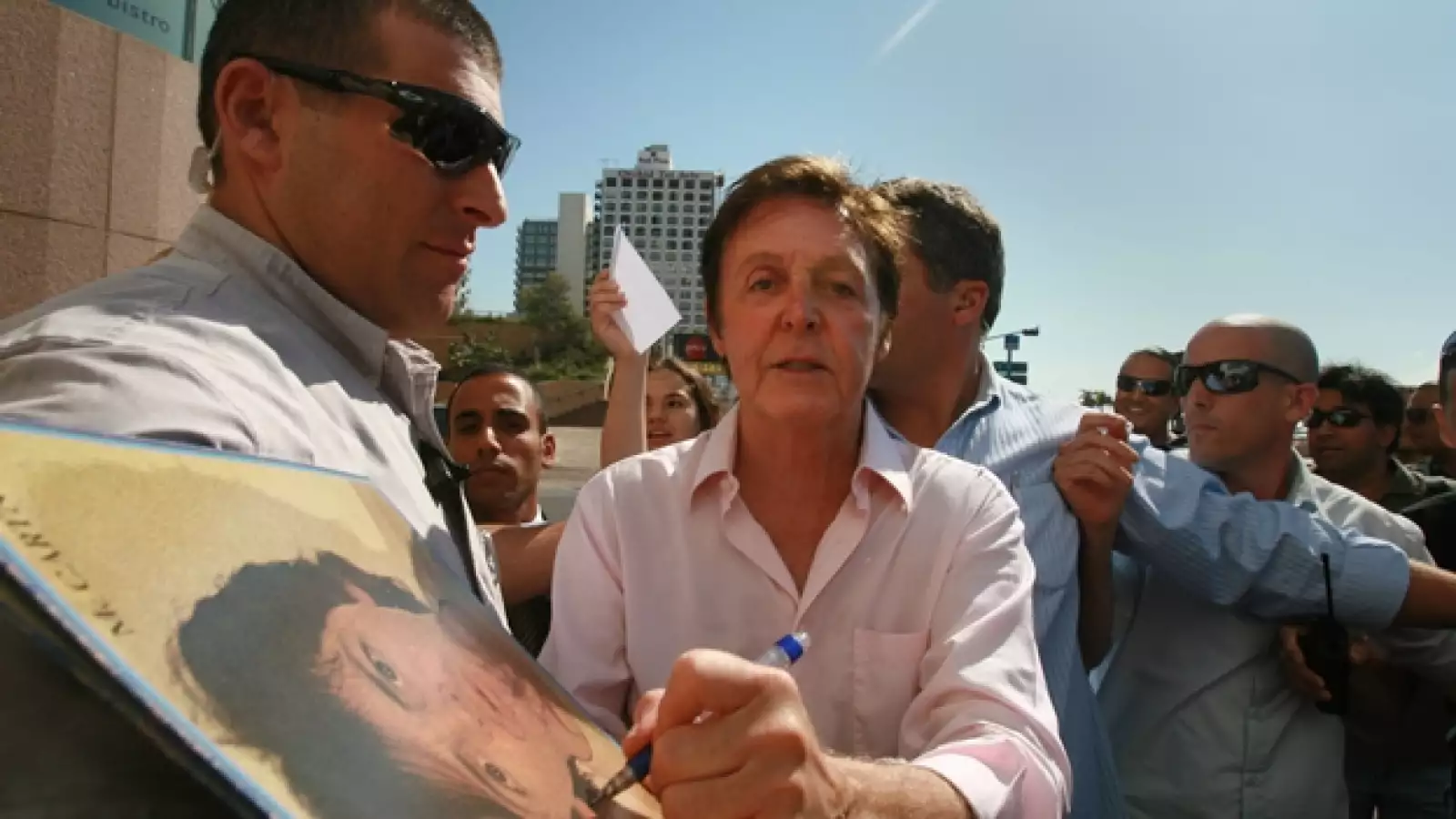 mccartney firma un autografo en israel 