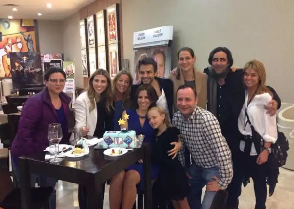 Alessandra cumple 42 años, y además de soplar las velitas de su pastel en el cine ha recibido muchas felicitaciones por medio de Twitter.