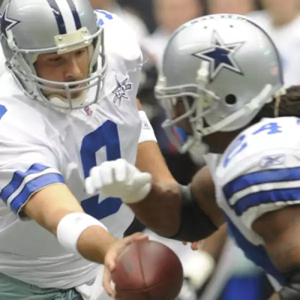 El otro equipo con más aficionados, los Vaqueros, tienen de mariscal de campo al mexicoamericano de segunda generación Antonio Ramiro Romo.