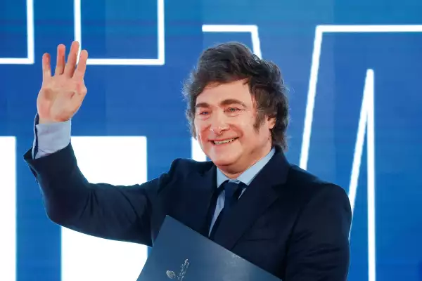 El presidente argentino, Javier Milei, saluda mientras él y la primera ministra italiana Giorgia Meloni (no en la foto) asisten al festival político Atreju, organizado por el partido de derecha de los Hermanos de Italia (Fratelli d'Italia) de Meloni, en Roma, Italia, el 14 de diciembre de 2024.