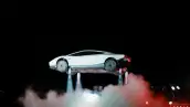 Una captura tomada el 16 de octubre de 2026 a partir de una transmisión en directo difundida por Tesla muestra a la compañía presentando, el 15 de octubre, su coche eléctrico Roadster de nueva generación en McGregor, Texas, Estados Unidos. 