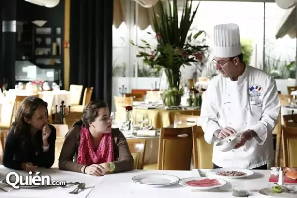 Caemine Giuliani enseñó a Cristina Peón y María Martínez los pasos para preparar un carpaccio. Foto: Rodrigo Terreros)