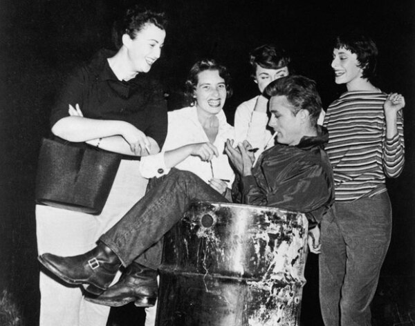 James Dean, en Rebel Without a Cause, le dio un significado totalmente distinto al denim, pues pasó de ser western, a algo cool, señal de rebeldía de los jóvenes.