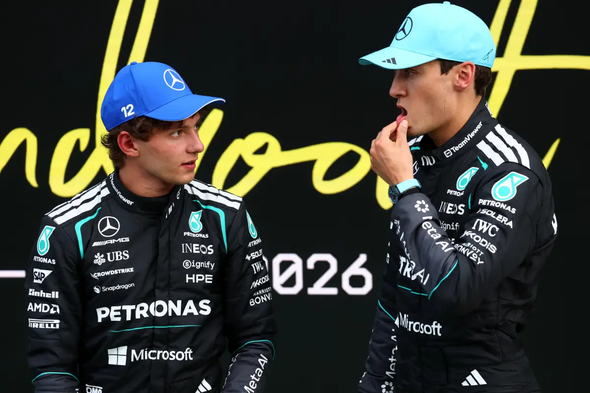 Dos pilotos de Fórmula 1 se encuentran platicando frente a frente