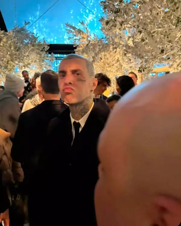 Timothée Chalamet y Kylie Jenner juntos en Navidad en una foto donde aparece Travis Barker en primer plano