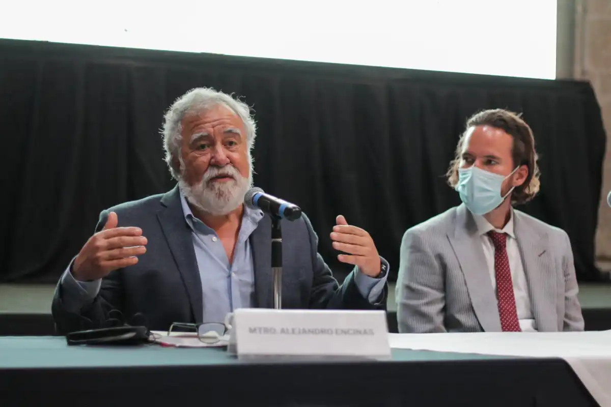 Alejandro Encinas, subsecretario de Derechos humanos, población y migración, habla en el Simposio Internacional de Identificación Humana.