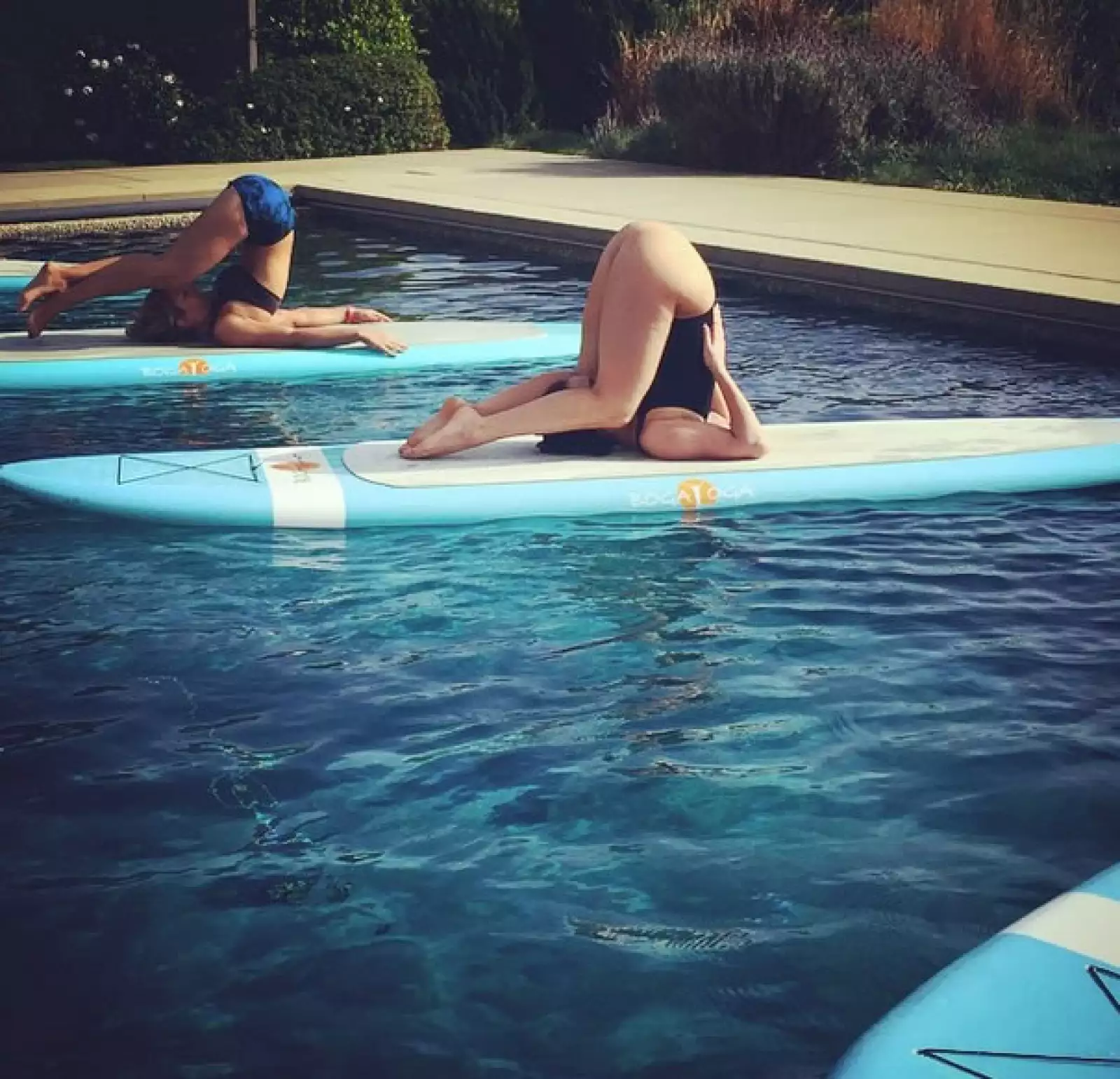 La más sorprendente de todas, sin duda Lady Gaga es todo una yogui incluso sobre el agua.