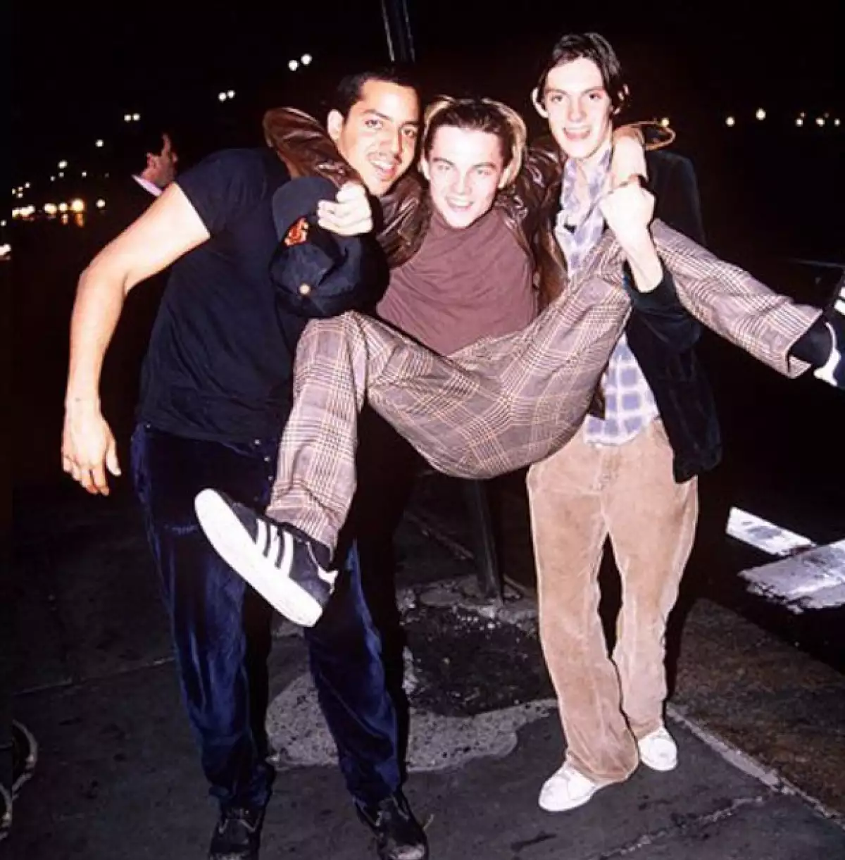 Los años 90 tuvieron su propio Bieber, y pareciera que ese lugar era el de DiCaprio, quien junto a su clan de amigos, conocido como “The Pussy Posse”, enloquecían las calles de Nueva York.