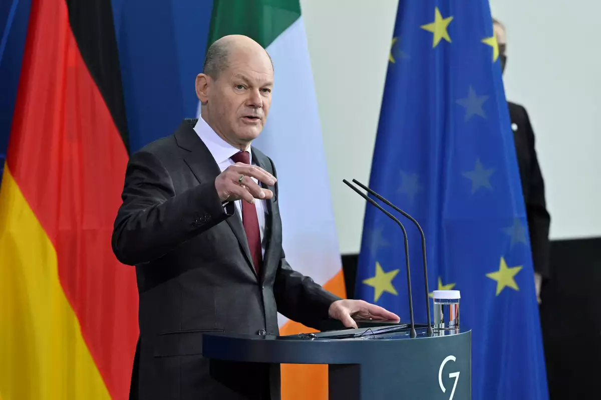 El canciller de Alemania, Olaf Scholz, ofrece una conferencia de prensa con el primer ministro de Irlanda (que no aparece en la foto) después de su conversación en la cancillería en Berlín, Alemania. 