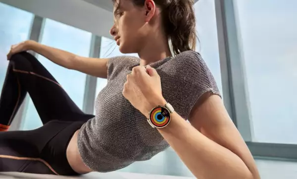 Una mujer deportista utiliza su Huawe Watch GT 4 para monitorear su salud durante su rutina de ejercicio. 
