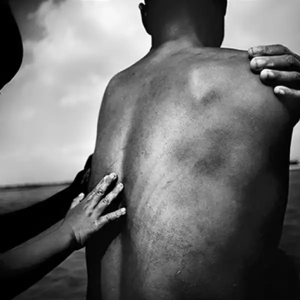 El primer lugar de la categoría “Vida Cotidiana” fue para el fotógrafo norteamericano Justin Maxon. Su imagen muestra a Mui, una mujer sin hogar con VIH, y su hijo mientras toman un baño en el Río Rojo en Hanoi, Vietnam.