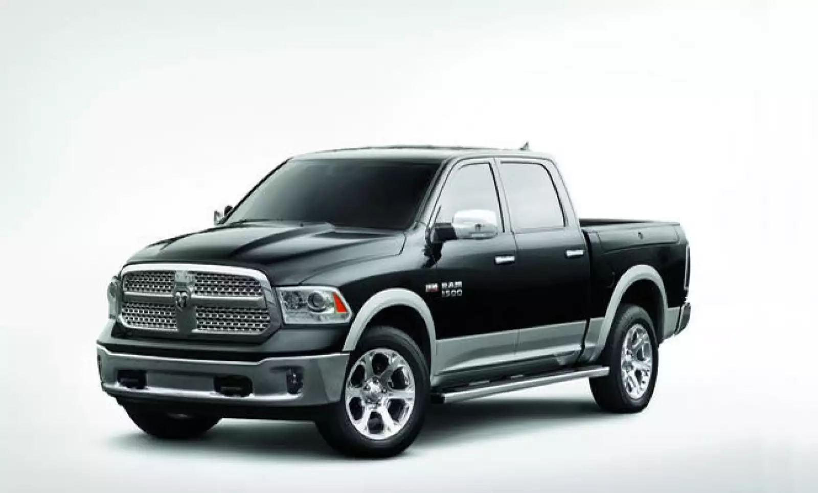 La otra presentación de Chrysler fue la pickup Ram 1500, que cuenta con una transmisión automática de ocho velocidades, suspensión neumática y un sistema start/stop.