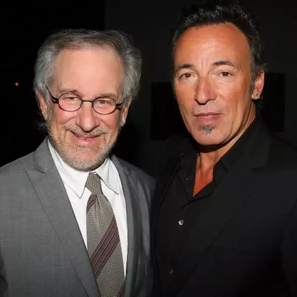 Steven Spielberg, con quien ya ha trabajado Hanks, y Bruce Springsteen, quien presumió unperfecto bronceado.