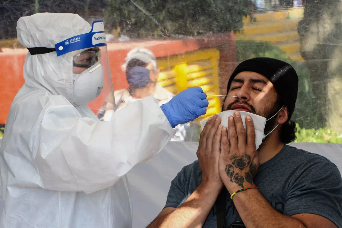 Doctora realiza toma de muestra nasal a paciente.
FOTO: ROGELIO MORALES /CUARTOSCURO.COM