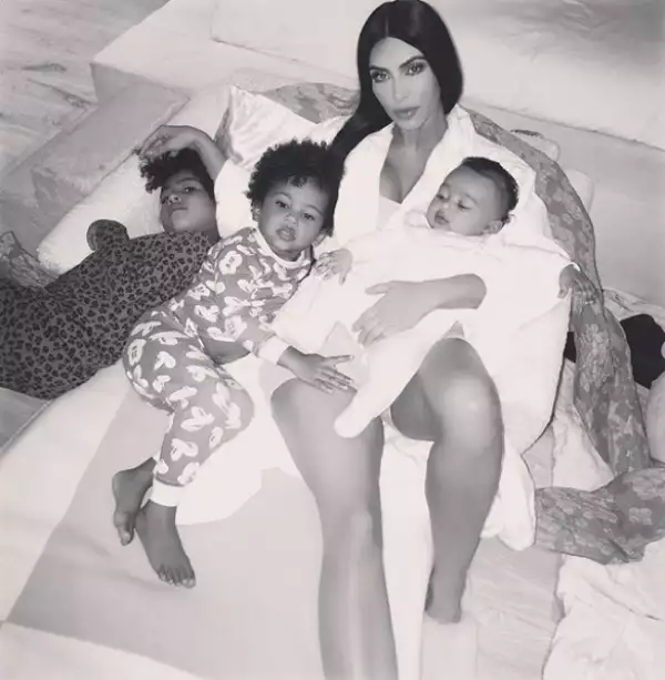 Kim Kardashian junto a sus hijos
