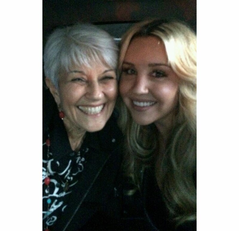 Su mamá parecía la más feliz por Amanda.