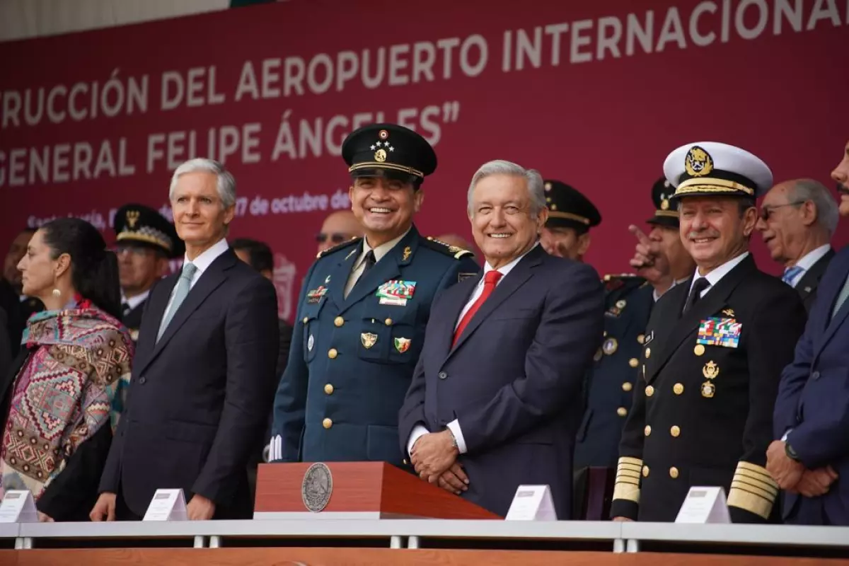 AMLO Santa Lucía.jpg