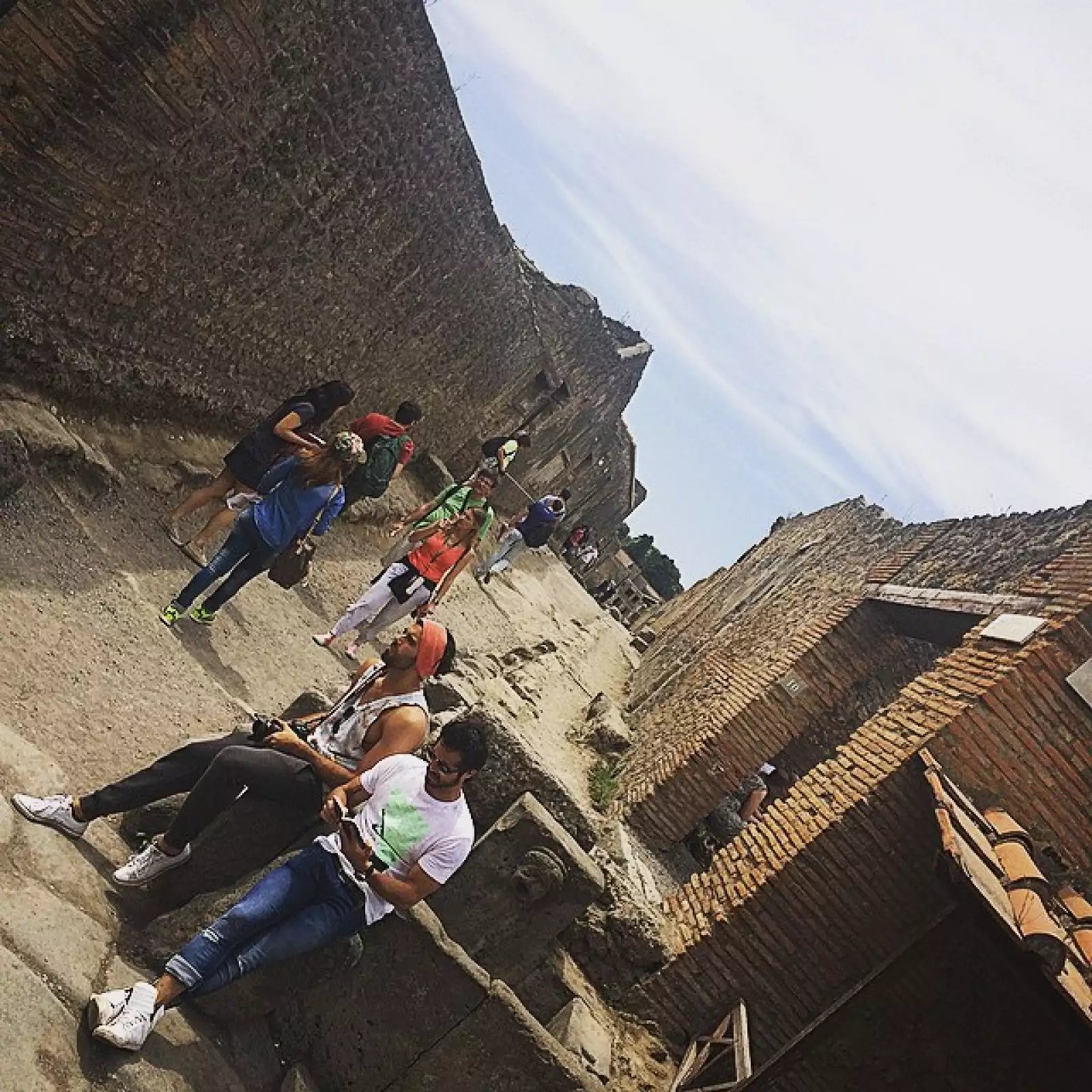 José Ron y José Pablo Minor desde las ruinas de Pompeya.