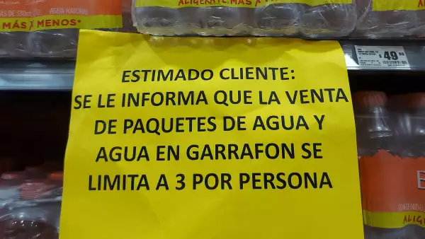 Algunos supermercados limitan la venta de agua embotellada ante las compras de pánico derivadas de la escasez del líquido en el Área Metropolitana de Monterrey.