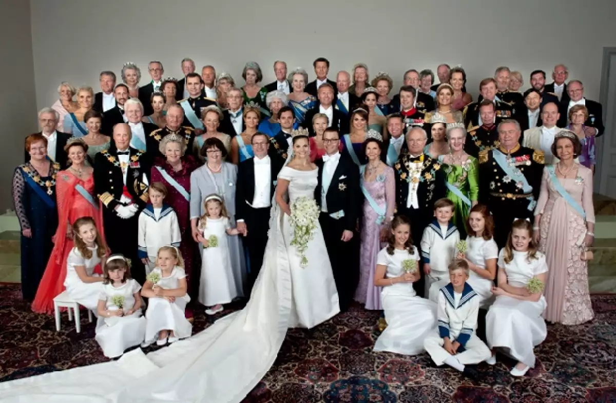 Los recién casados y el resto de los invitados.