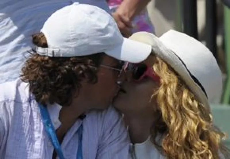 La cantante quiso borrar el rumor pasando un día entero con su marido, Nicolás Vallejo-Nájera, luego de que una revista española asegurara que la pareja pasaba por una dura crisis matrimonial.