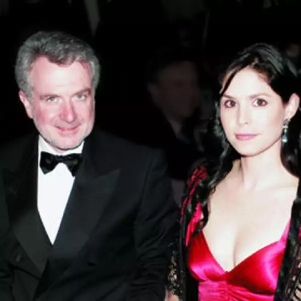 El senador Santiago Creel Miranda y su novia, Paulina Velasco Salcido, esperan a su primer hijo. Este bebé sería el quinto hijo para el político y el primero para la joven. La pareja vive en unión libre pero ya planean boda desde el año pasado.