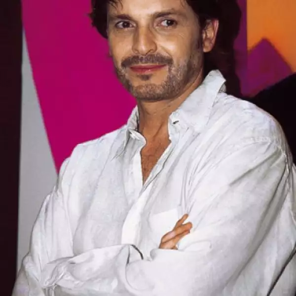 2001. 45 años. Apareció su disco `Sereno´, uno de los más comerciales de su carrera.